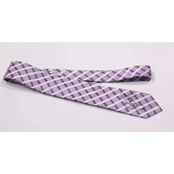 Patrick Kane Worn and Autographed 2014 Hockey Fights Cancer Silk Necktie - Picture 4 of 9